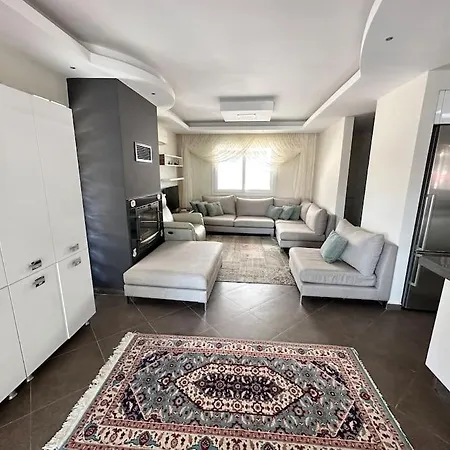 Nefis Denize Ve Avm Ye Yakin Yazlik Long Villa Kusadasi