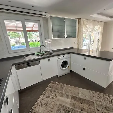Nefis Denize Ve Avm Ye Yakin Yazlik Long Villa Kusadasi