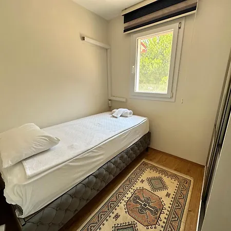 Nefis Denize Ve Avm Ye Yakin Yazlik Long Villa Kusadasi